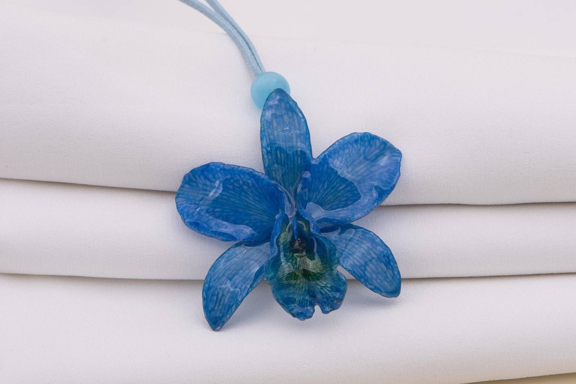 Halskette Mit Echter Cattlaya Orchidee Und Farblich Abgestimmten Glasperlen/Velourslederband in Blauen Farbtönen Halskette Mit Echter Cattlaya Orchidee Und Farblich Abgestimmten Glasperlen/Velourslederband in Blauen Farbtönen von ExoticJewelryDE