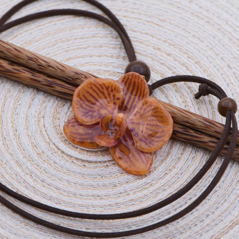 Halskette Mit Echter Phalaenopsis Orchidee in Orange Rot Und Farblich Abgestimmten Glasperlen/Velourslederband von ExoticJewelryDE