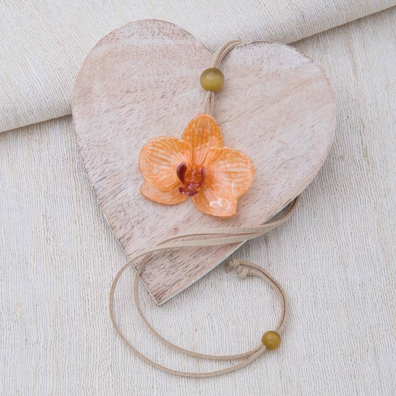 Halskette Mit Echter Phalaenopsis Orchidee in Orange Farbtönen Und Farblich Abgestimmten Glasperlen/Velourslederband Beige von ExoticJewelryDE