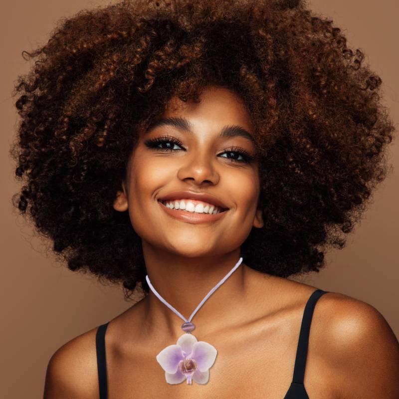 Halskette Mit Echter Phalaenopsis Orchidee in Weiß Lila Farbtönen Und Farblich Abgestimmten Glasperlen/Velourslederband Hellem von ExoticJewelryDE