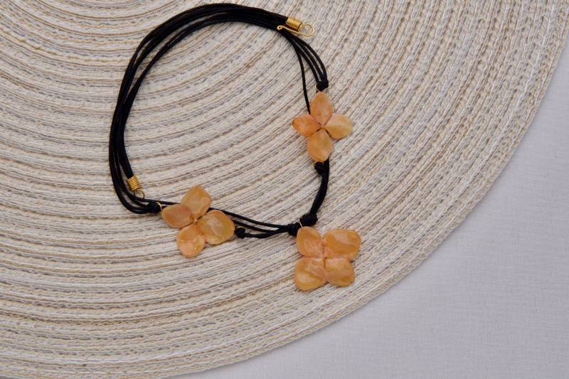 Schöne Halskette Mit Sommerblumen | Hydrangea An Einer Aus Feinem Baumwollkordel in Apricot. Ideal Auch Als Geschenk Für Frauen von ExoticJewelryDE