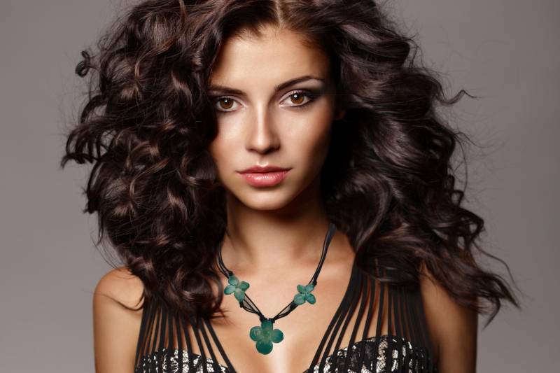 Sehr Schöne Halskette Mit Sommerblumen | Hydrangea An Einer Aus Feinem Baumwollkordel in Hell-Grün von ExoticJewelryDE