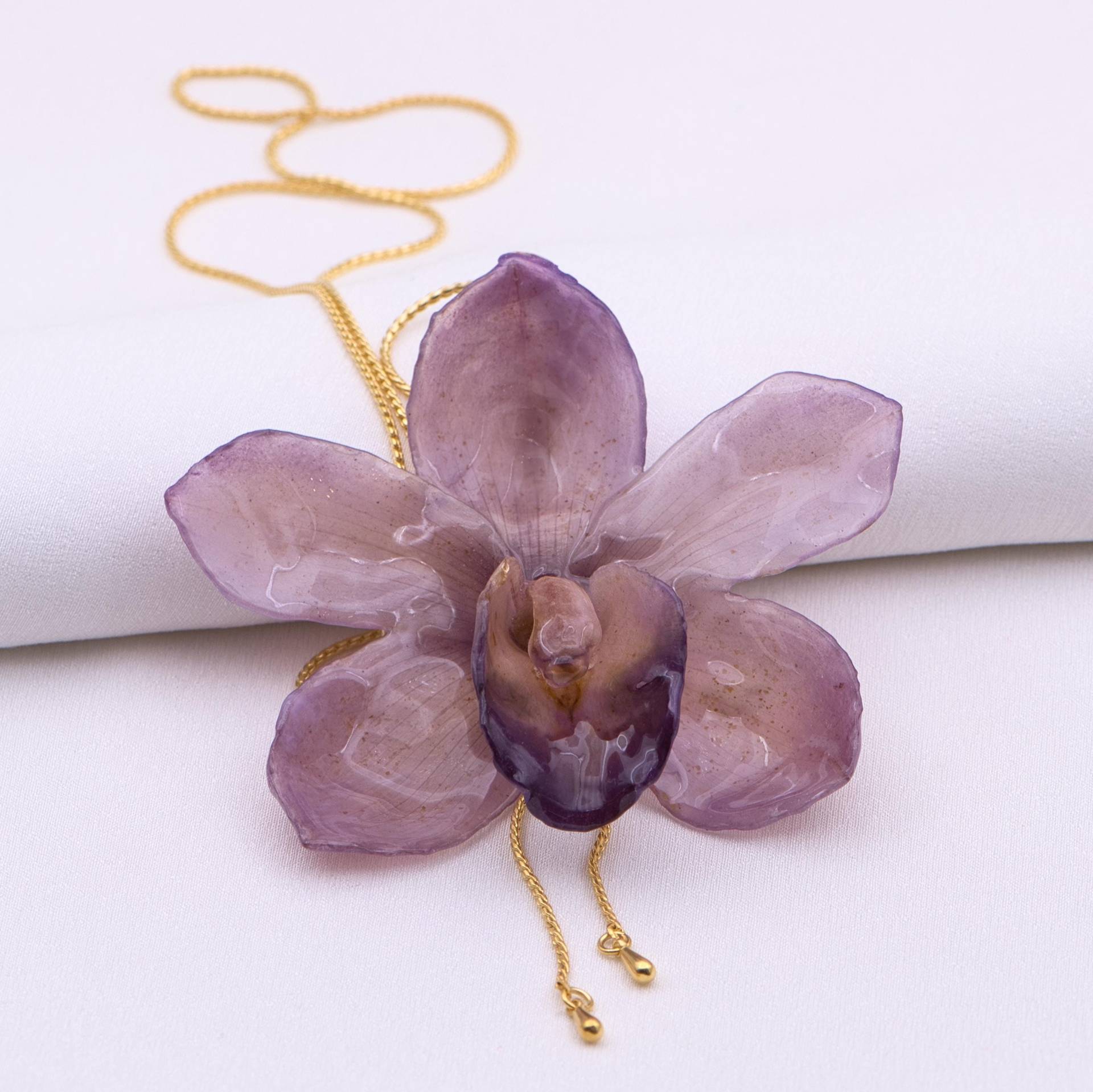 Halskette Mit Echter Cymbidium Orchidee in Lila-Weiss Farbtönen. Ein Schmuckstück Oder Geschenk Für Besondere Menschen Halskette Mit Echter Cymbidium Orchidee in Lila-Weiss Farbtönen. Ein Schmuckstück Oder Geschenk Für Besondere Menschen von ExoticJewelryDE