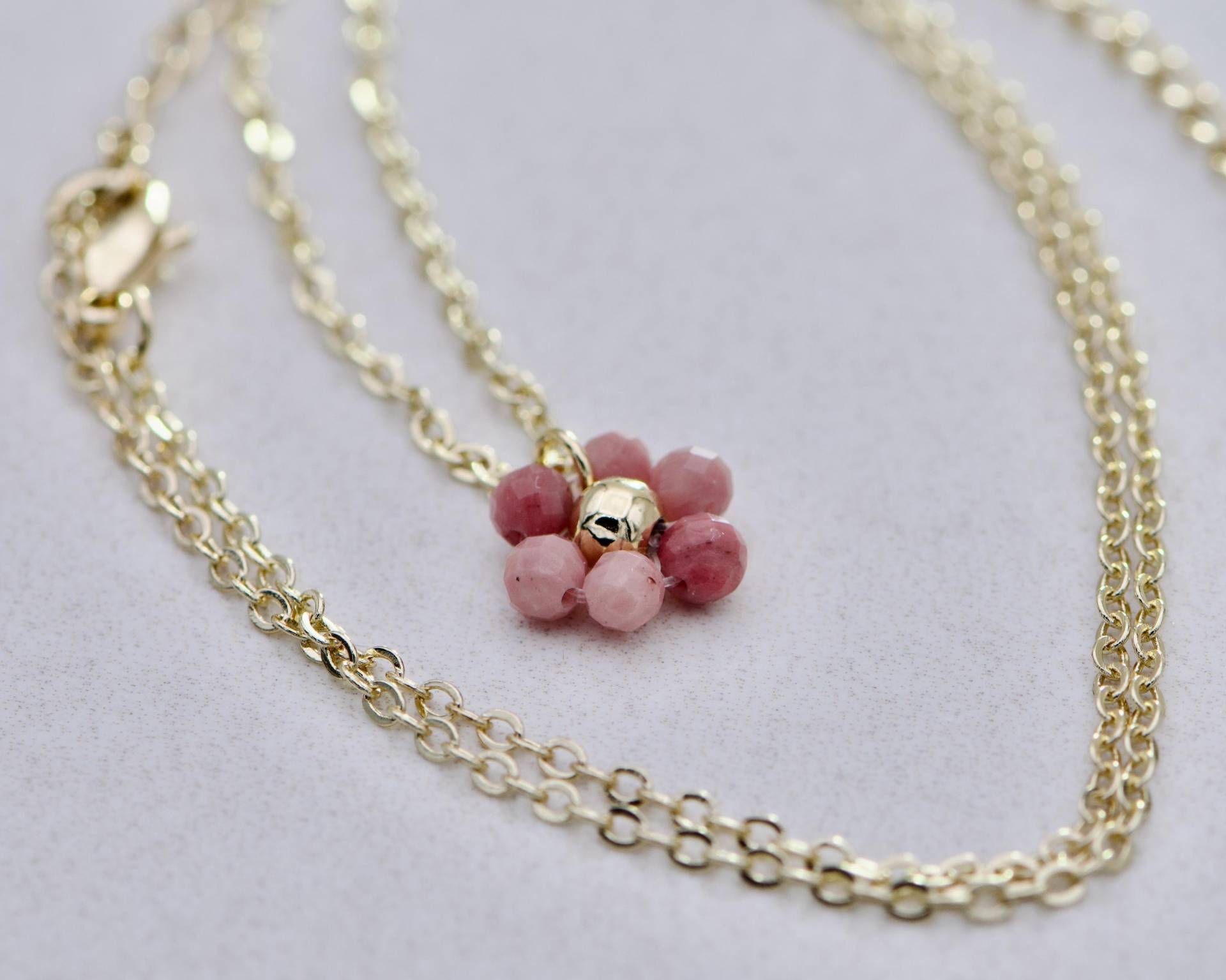 Zarte 14K Vergoldete Halskette Mit Rhodonit & Süßwasserperle - Handgefertigter Schmuck Von Exotic Jewelry De Liebe Zum Detail von ExoticJewelryDE