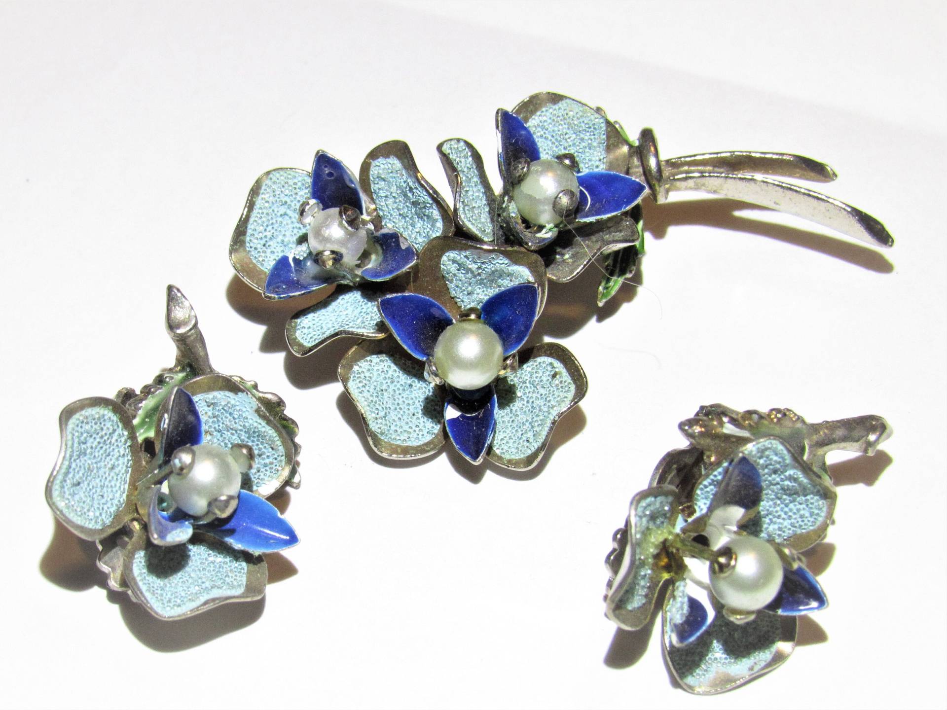 Vintage Unsignierte Wiess Emaille Und Perlen Blumen Brosche Ohrringe Vintage Unsignierte Wiess Emaille Und Perlen Blumen Brosche Ohrringe von ExoticaCollectibles