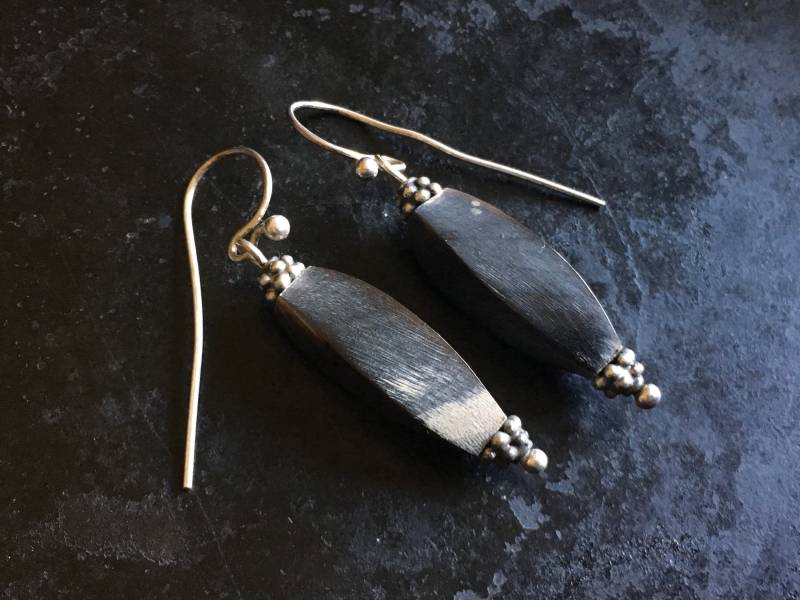 Ohrringe Aus Geschnitzte Hornperlen Mit Bali Sterling Erkenntnisse. Einfache, Dunkle, Leicht Fällt von Expatrician