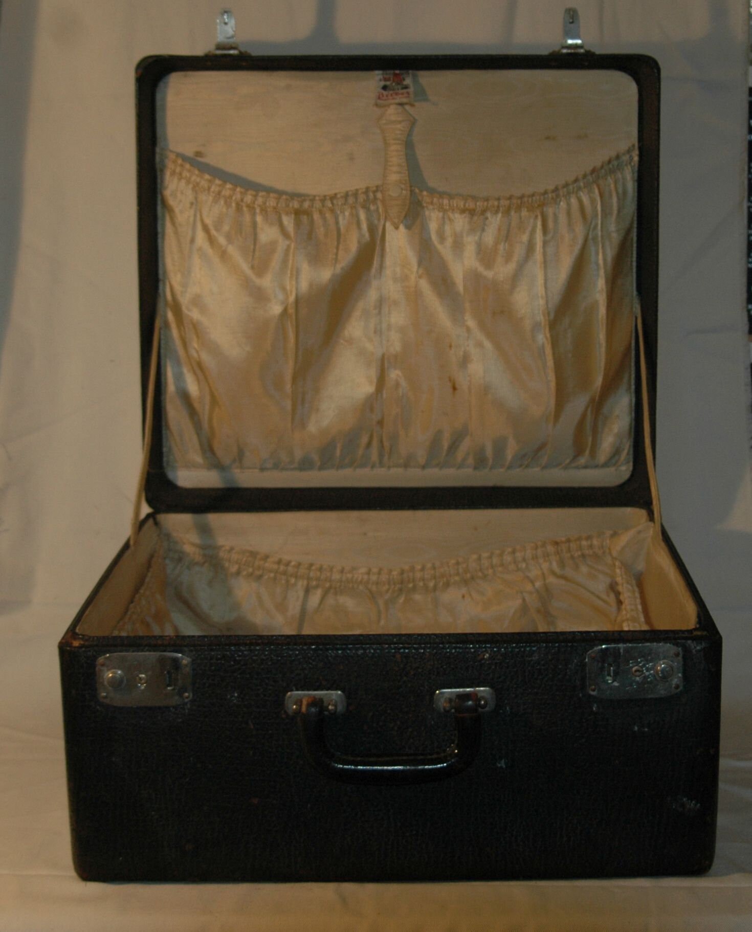 Belber Koffer Vintage, Reisegut, Gepäck. 1920Er Jahre. Kleiner Lederverkleideter Over-Night-Koffer, Ausgezeichneter Zustand Belber Koffer Vintage, Reisegut, Gepäck. 1920Er Jahre. Kleiner Lederverkleideter Over-Night-Koffer, Ausgezeichneter Zustand von ExperiencedArtifacts