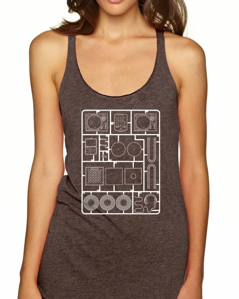 Montage Erforderlich Dj-Setup Frauen Racerback Tank von ExplodedDesigns