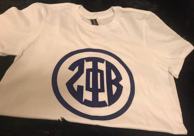Zeta Phi Beta Royalblau Und Weiß Glitter Monogramm Damen T-Shirt von ExpressiveStyle