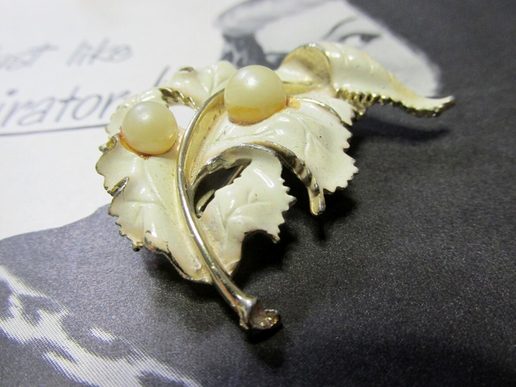 Goldfarbene Creme Emaillierte Vintage Brosche Mit Zwei Perlen von ExquisitelyBridal