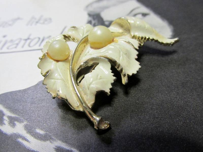 Goldfarbene Creme Emaillierte Vintage Brosche Mit Zwei Perlen von ExquisitelyBridal