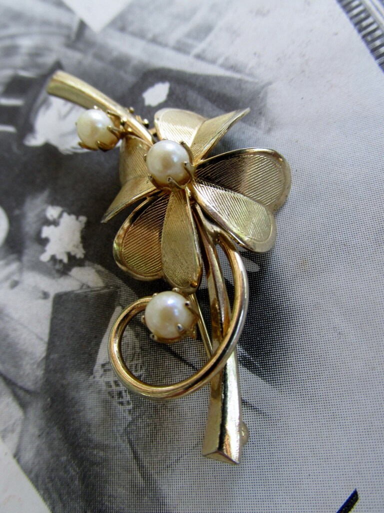 Goldfarbene Vintage Brosche Einer Geätzten Blume Mit Drei Perlen Goldfarbene Vintage Brosche Einer Geätzten Blume Mit Drei Perlen von ExquisitelyBridal