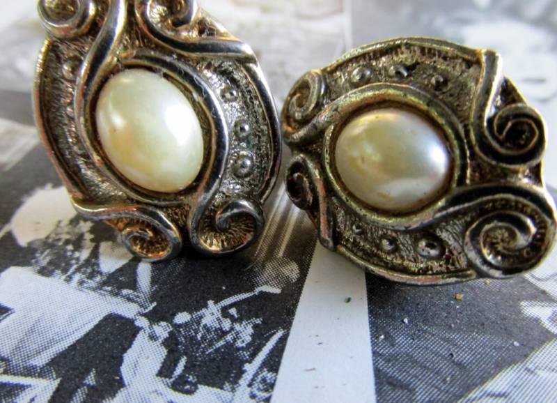 Vintage Gold Ton Scroll Perlen Clip-On Ohrringe von ExquisitelyBridal