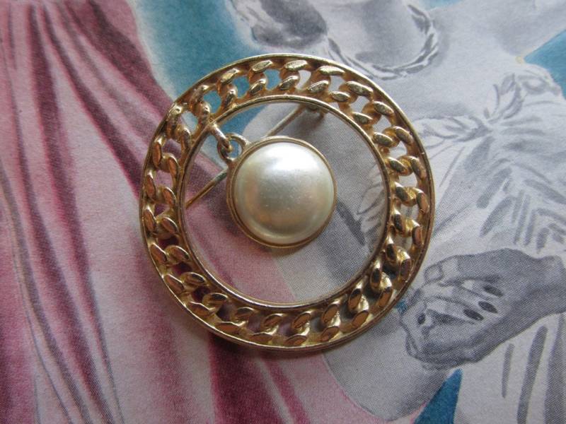 Vintage Goldfarbene Brosche Mit Perlenanhänger von ExquisitelyBridal