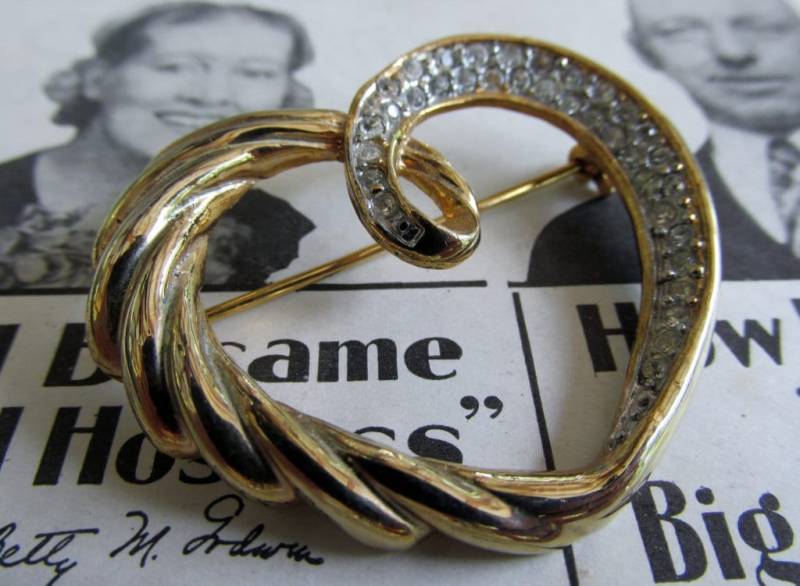Vintage Goldfarbene Herz Brosche Mit Strasssteinen Vintage Goldfarbene Herz Brosche Mit Strasssteinen von ExquisitelyBridal