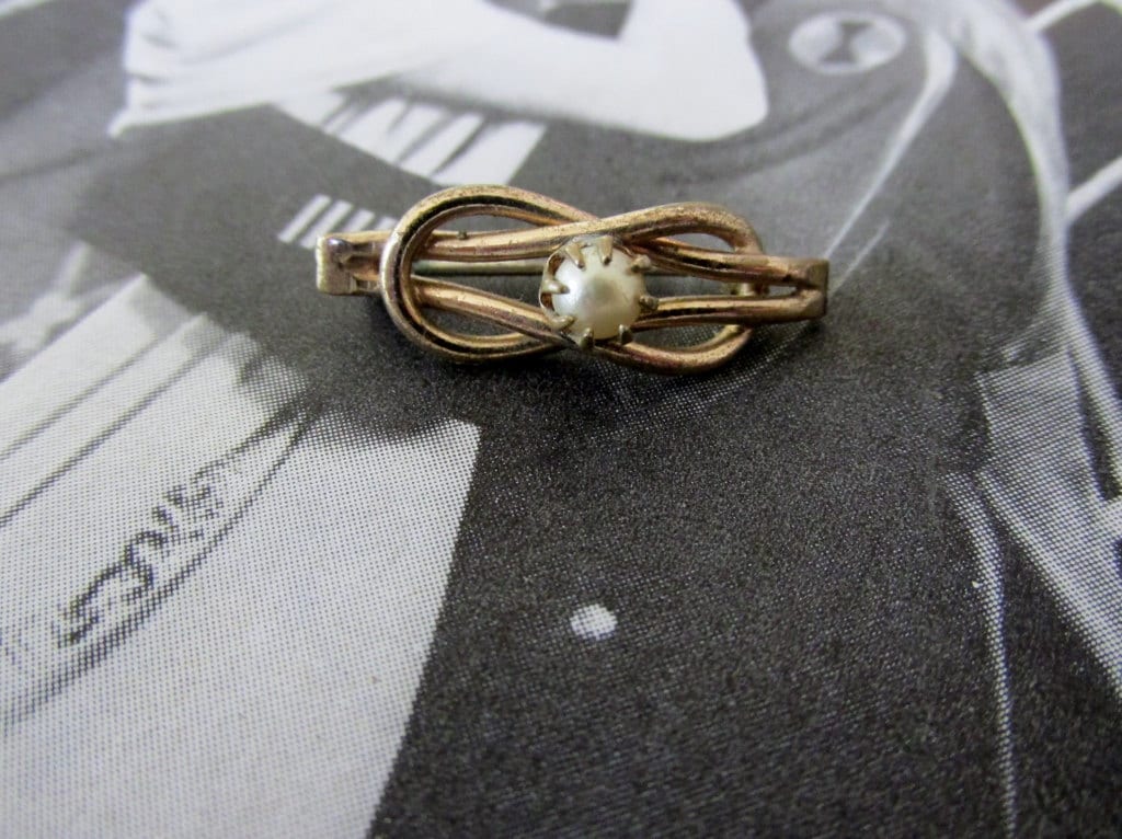 Zierliche Vintage Antik Gold Slip-Knot Perlen Brosche von ExquisitelyBridal