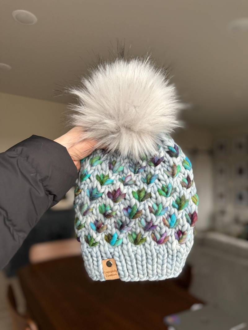 Luxus Lotus Flower Beanie Für Erwachsene in Kosmos Und Bumerang | Strickmütze Kunstpelz Pom Merino Wolle von ExquisitelyCreative