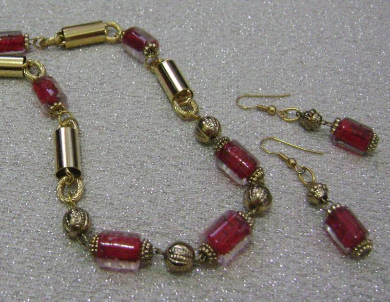 Ferienhaus Glas Rot Und Gold Ornament Perlen Kette Weihnachten Halskette & Ohrringe Set von ExternalDesigns