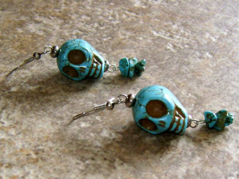 Howlite Stein Perlen Schädel Charme Silber Ohrringe - Wählen Sie Ihre Farbe von ExternalDesigns