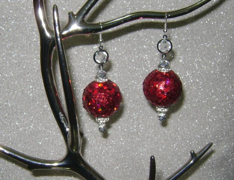 Limitierte Auflage Urlaub Rot Glitter Christmas Ornament Crystal Charm Ohrringe von ExternalDesigns