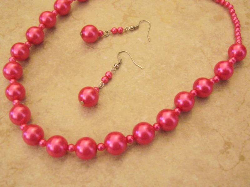 Mädchen Rosa Glas Perle Perlen Halskette Und Ohrring-Set von ExternalDesigns