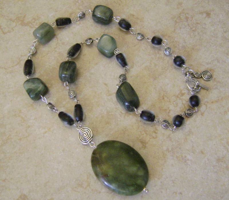 Marmorierte Flussstein & Glas Perlen Anhänger Halskette von ExternalDesigns