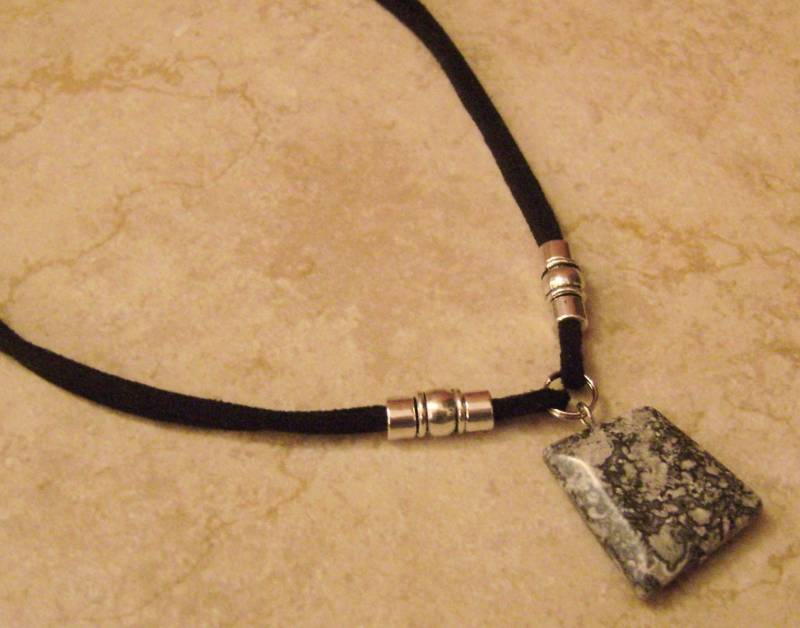 Poliertem Marmor Stein Charm Perlen Doppel Suede Leder Halskette von ExternalDesigns