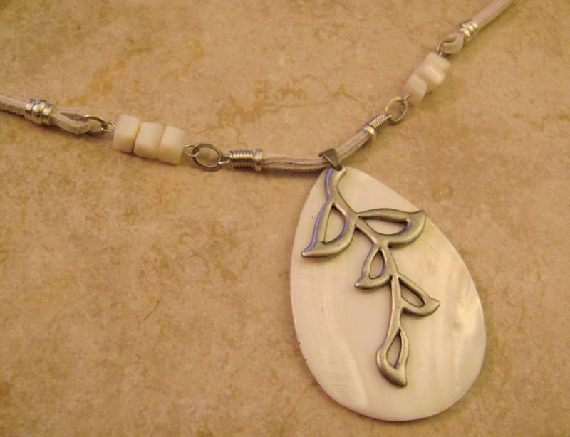 Weiße Wildleder Leder Mutter Der Perle Anhänger Halskette von ExternalDesigns