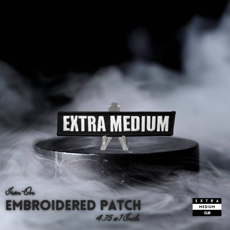 Extra Medium Gestickter Aufnäher | Witziger Hipster Schrulliger Punk-Rocker von ExtraMediumClub