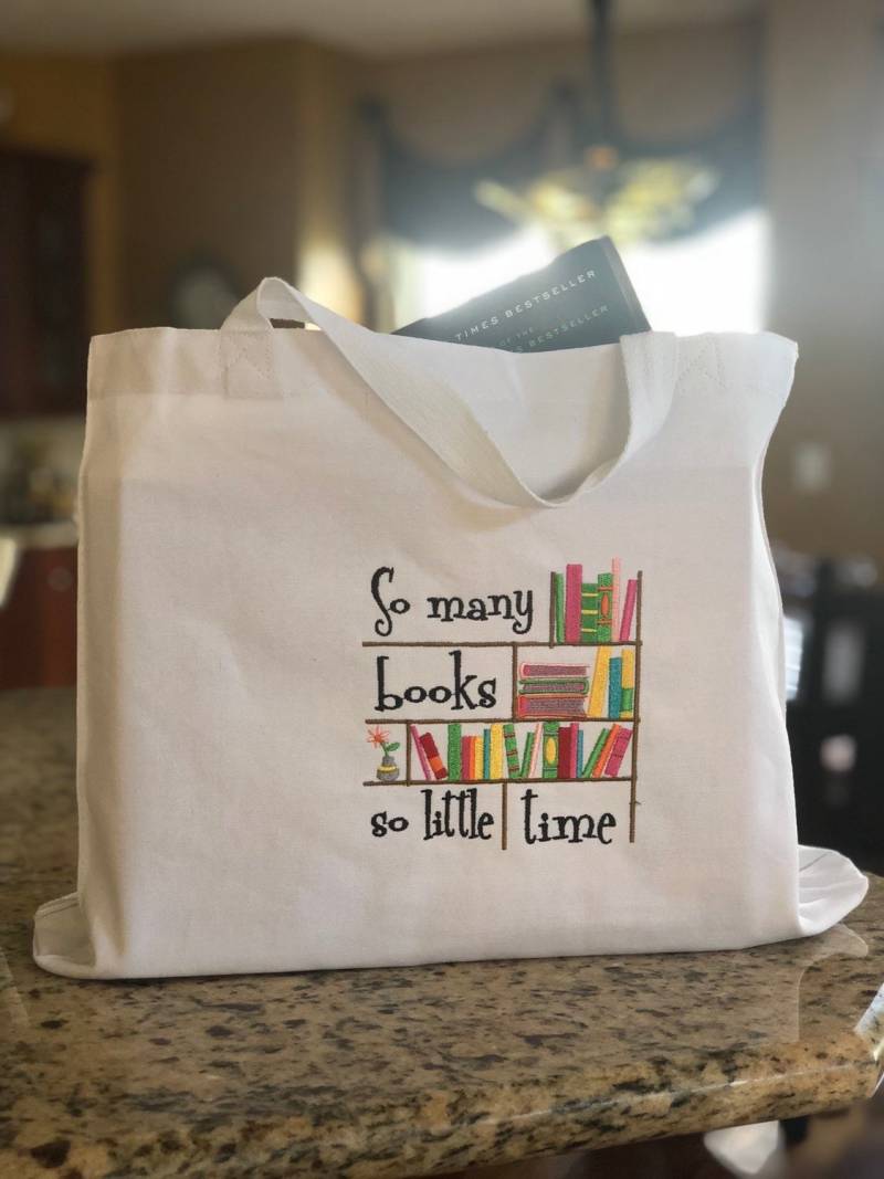 Wiederverwendbare Weiße Tragetasche, Book Club Tasche Mit Gestickten Büchern Und Buchzitaten Wiederverwendbare Weiße Tragetasche, Book Club Tasche Mit Gestickten Büchern Und Buchzitaten von ExtraTouchGifts
