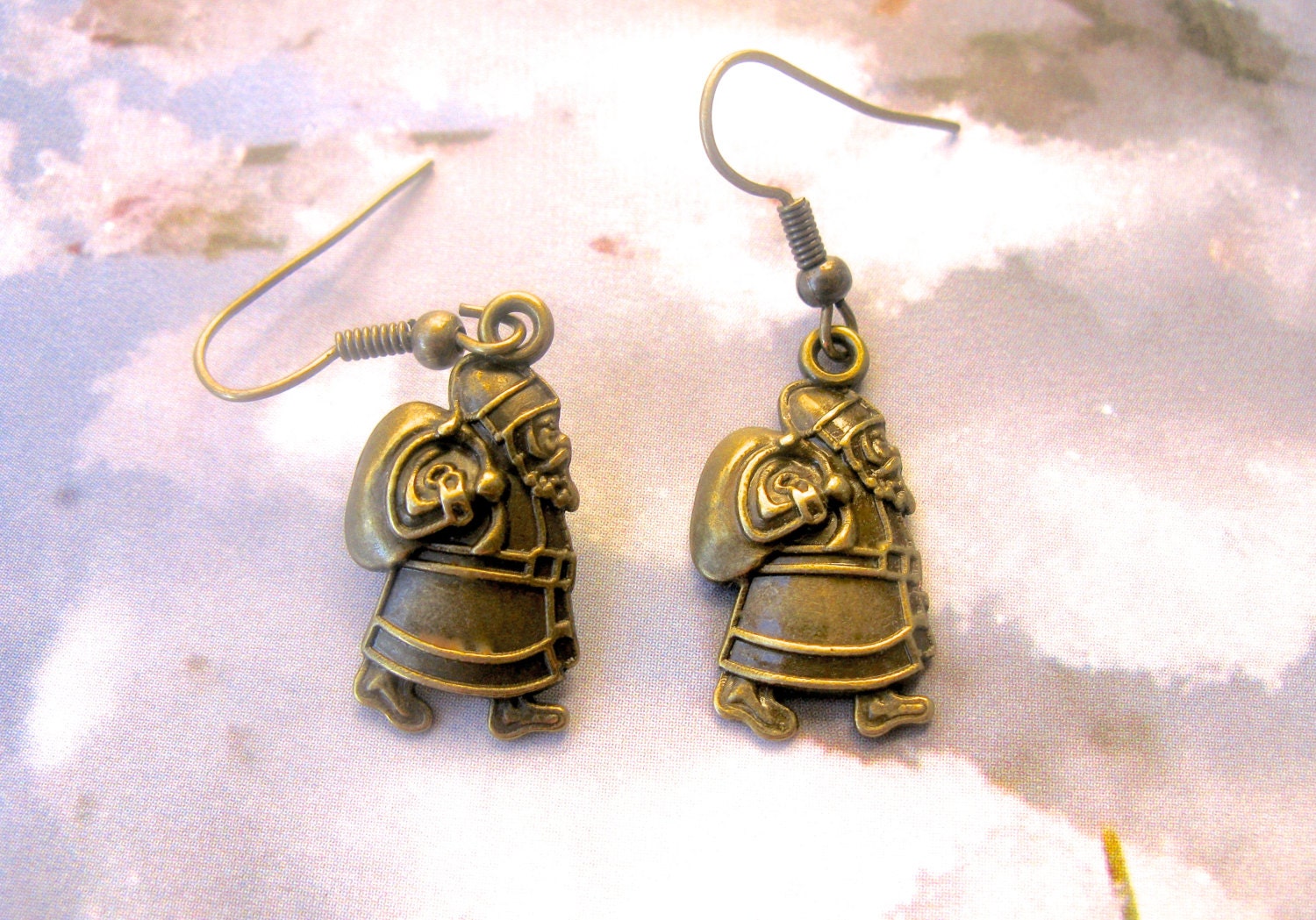 Antike Bronze Santa Ohrringe, Weihnachten Urlaub Schmuck von EyeCandiByCandi