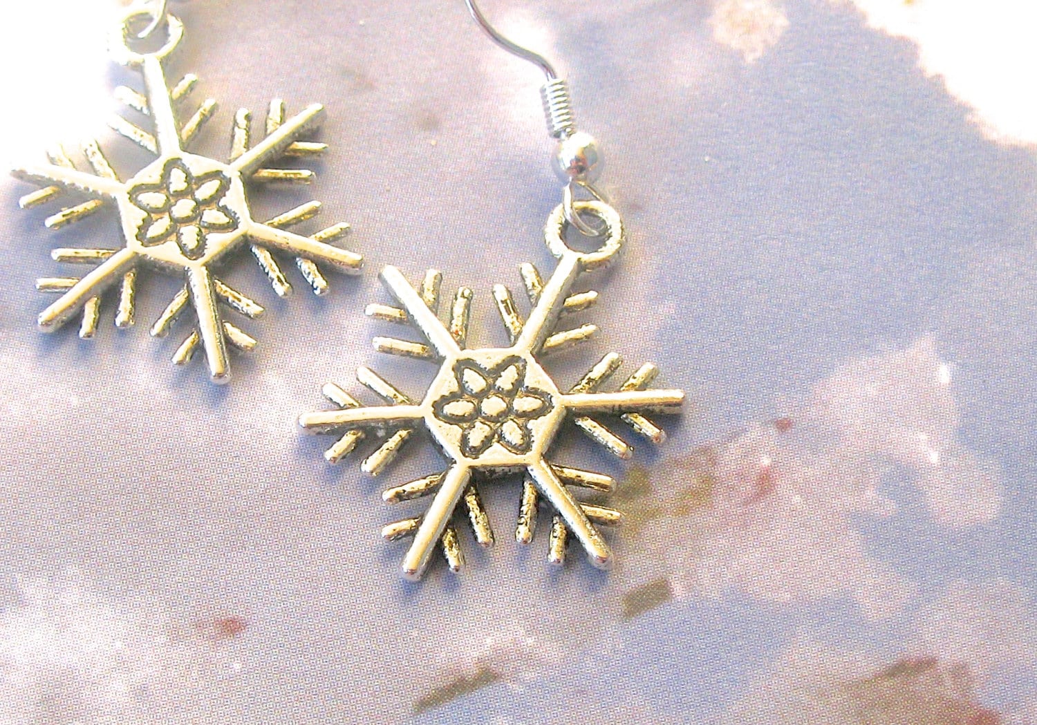 Antike Silber Ton Schneeflocke Ohrringe, Winter Schmuck von EyeCandiByCandi