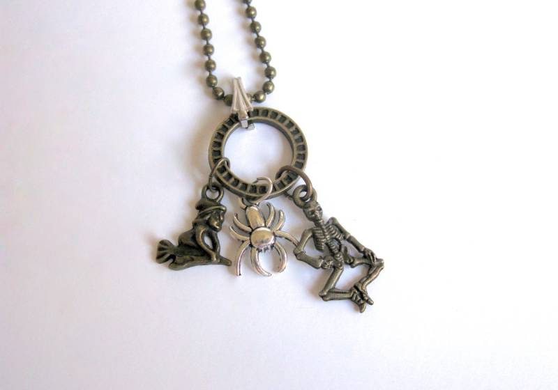 Halloween Schmuck, Hexe Halskette, Spinne Charme, Skelett Halskette von EyeCandiByCandi