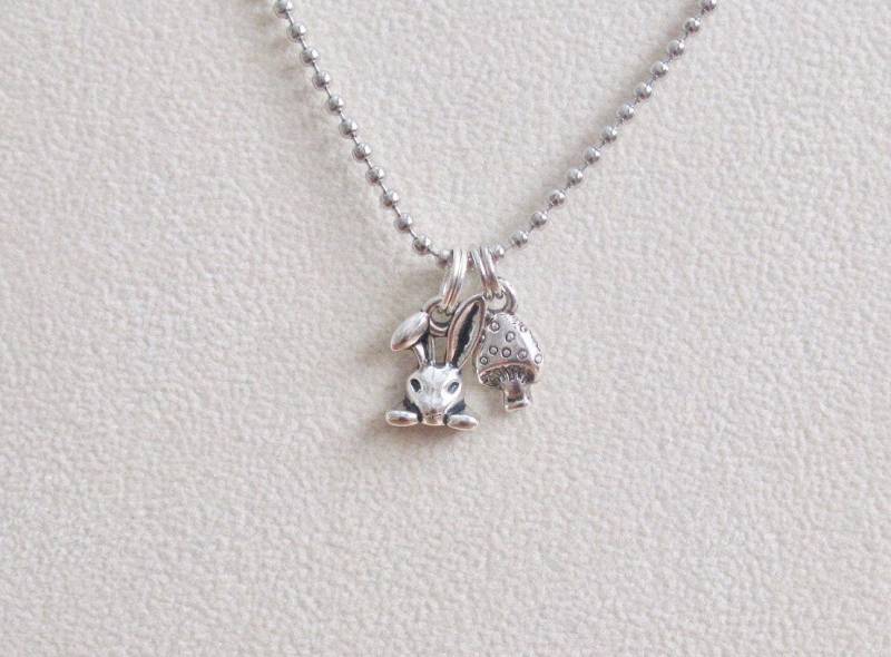 Hase Halskette, Kaninchen Schmuck, Charme, Charme Wald Thema, Fliegenpilz von EyeCandiByCandi