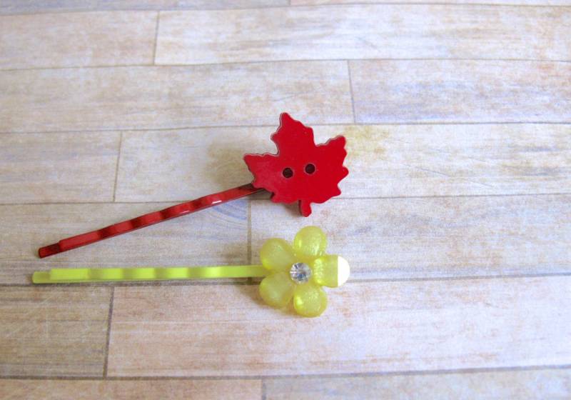 Herbst Haar Accessoires, Rotes Blatt, Gelbe Blume Bobby Pins von EyeCandiByCandi