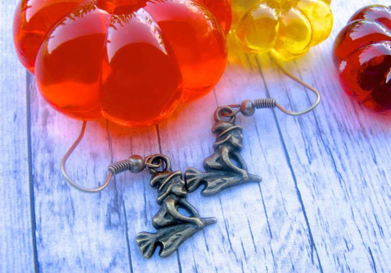 Hexe Ohrringe, Schmuck, Fliegende Hexe, Halloween Charms Hexe Ohrringe, Schmuck, Fliegende Hexe, Halloween Charms von EyeCandiByCandi