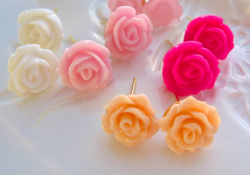 Rose Ohrringe, Blumenohrringe, Rosa Blaue Rose, Brautjungfer Geschenk, Blumenmädchen Lila Rosen, Gelbe von EyeCandiByCandi