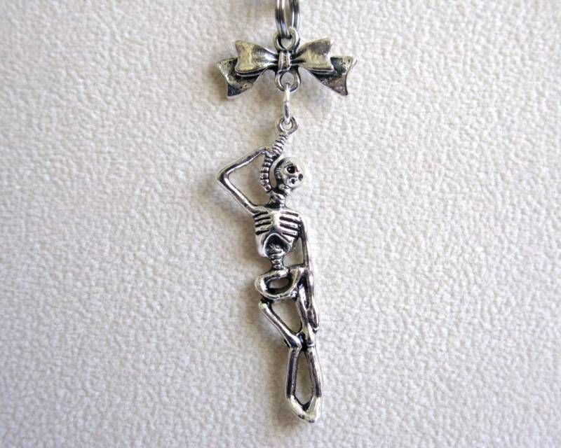 Skeleton Halskette, Halloween Schmuck, Hängendes Skelett, Goth Charm Skeleton Halskette, Halloween Schmuck, Hängendes Skelett, Goth Charm von EyeCandiByCandi