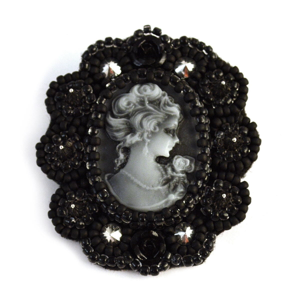 Gothic Schwarz-Weiß Kamee Brosche - Unikat Kragen Pin Edwardian Geschenk Für Mama Edgy Mantel Versandkostenfrei Gothic Schwarz-Weiß Kamee Brosche - Unikat Kragen Pin Edwardian Geschenk Für Mama Edgy Mantel Versandkostenfrei von EyeJewelry