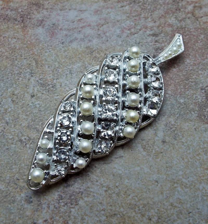 Alt Strass Und Perlen Rhodiniert Blatt Brosche von EyeMusic
