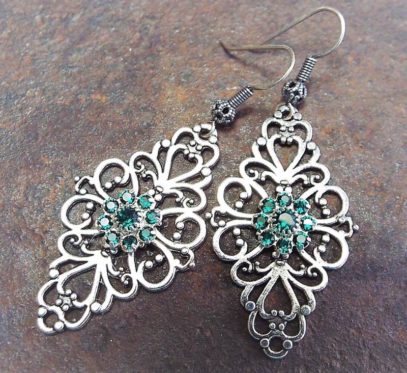Floral Filigran Und Smaragd Kristallohrringe Antik Silber von EyeMusic
