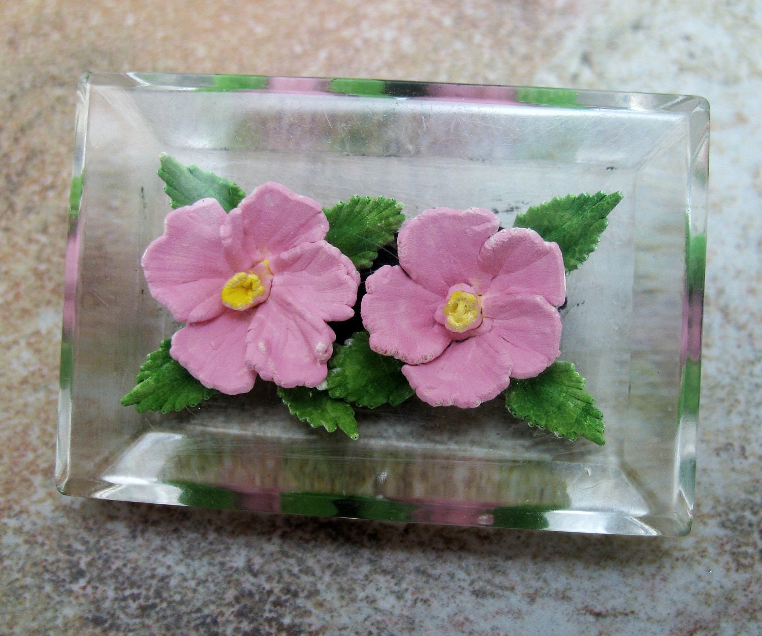Lucite Reverse Geschnitzt Rosa Rosen Brosche Pin von EyeMusic