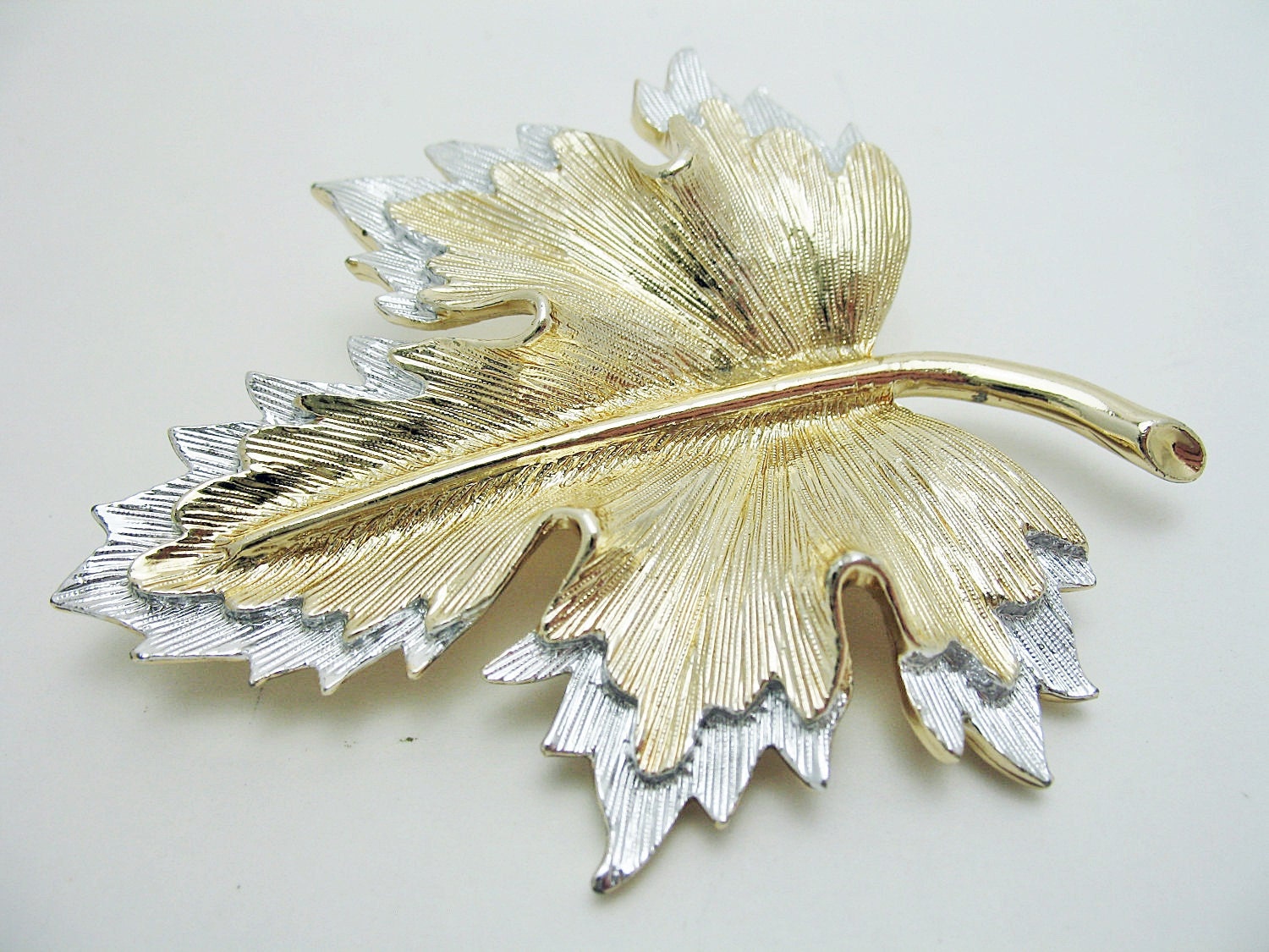 Sarah Coventry Two Tone Doppel Blatt Brosche Gold Und Silber Metall von EyeMusic