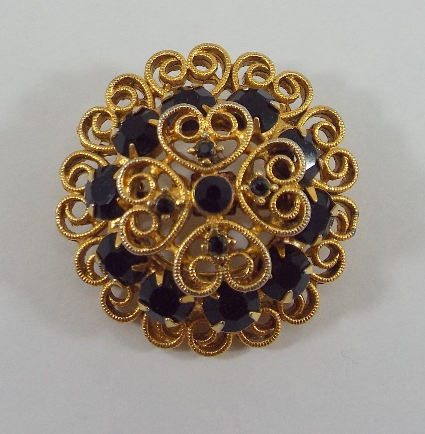 Schwarzes Glas Und Gold Ton Filagree Trauer Brosche Anstecknadel von EyeMusic