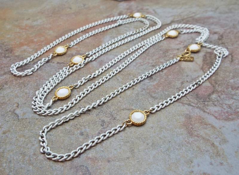 Super Lange Weiße Emaillierte Kette Unterzeichnet Monet von EyeMusic