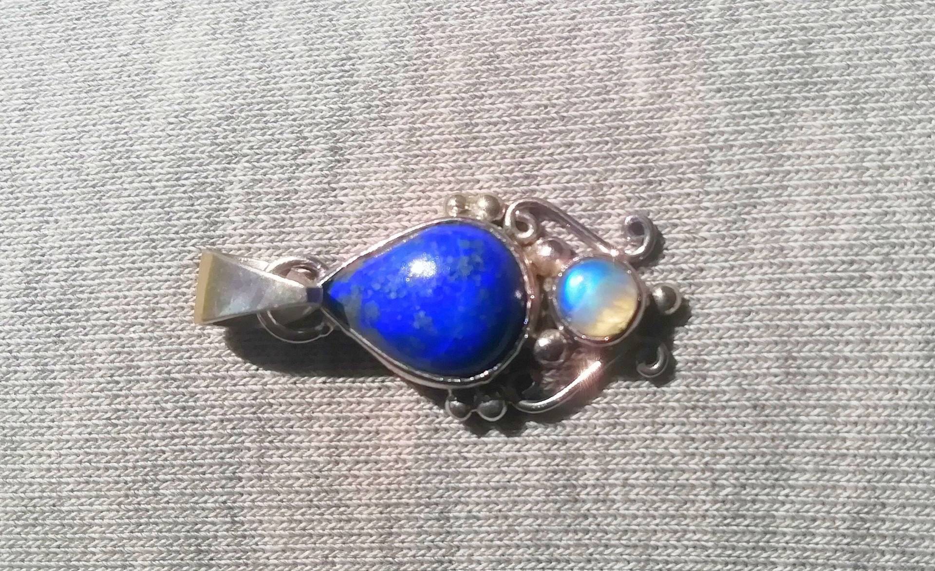Tiefblauer Top Qualität Lapis/Mondstein Anhänger Tiefblauer Top Qualität Lapis/Mondstein Anhänger von EyeTropica