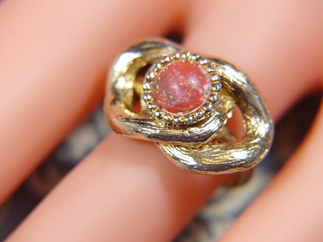 Vintage Gold "Love Knot" Ring Mit Rost Cabochon Größe 5 - R-261 Vintage Gold "Love Knot" Ring Mit Rost Cabochon Größe 5 - R-261 von EyecatchersAttic