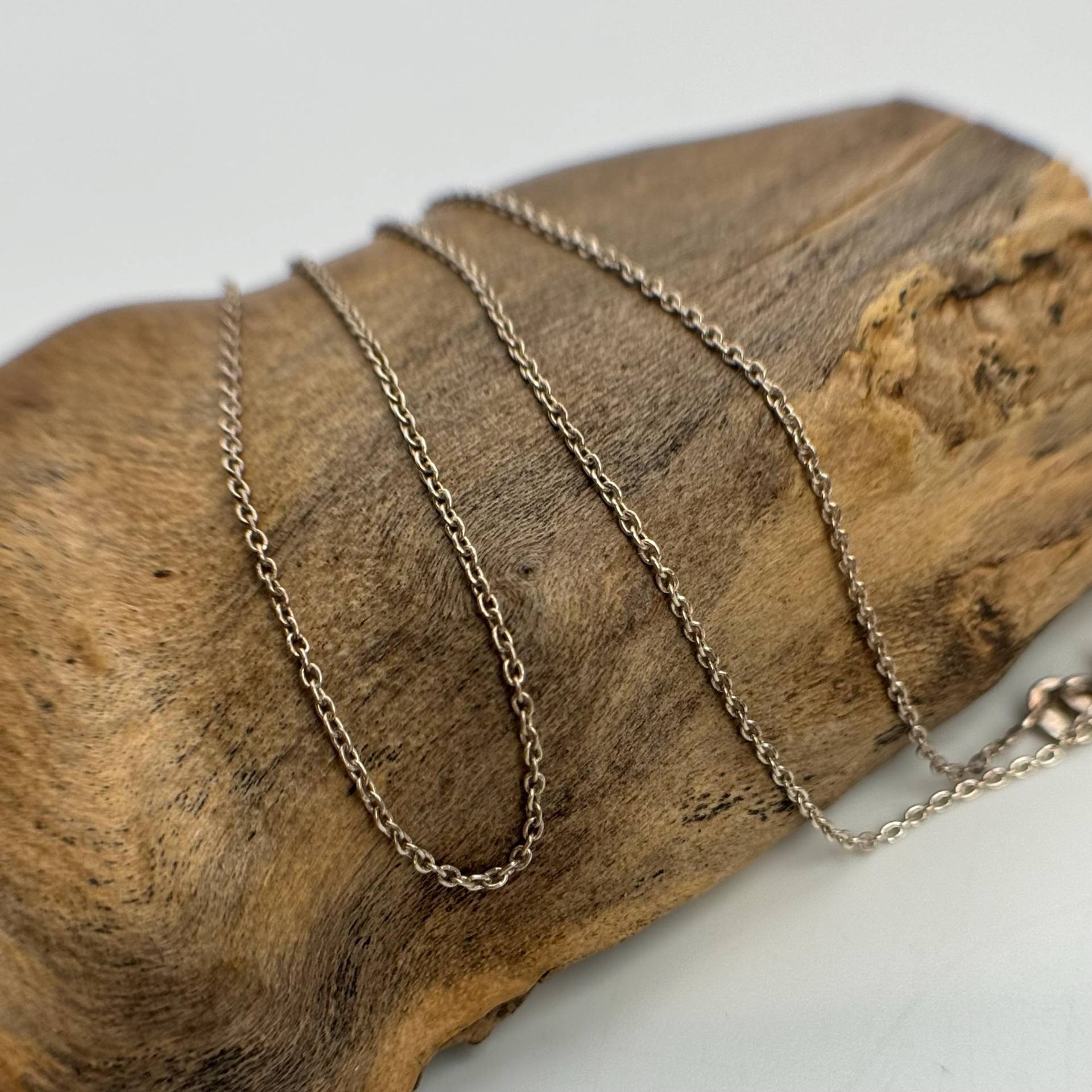 Ankerkette 925Er Silber 42 - 49cm Lang 1mm Breit Vintage Silberkette Geschenk Damen Halskette Eyecatcher Exklusiv Retro Zeitlos Rarität Ankerkette 925Er Silber 42 - 49cm Lang 1mm Breit Vintage Silberkette Geschenk Damen Halskette Eyecatcher Exklusiv Retro Zeitlos Rarität von EyecatchersJuwellery
