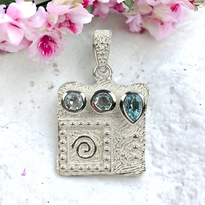 Blauer Topaz Kettenanhänger 925Er Silber 32 X 20mm Gestrahlt Ice Design Vintage Geschenk Anhänger Edel Exklusiv Edelstein Eyecatcher Modern von EyecatchersJuwellery