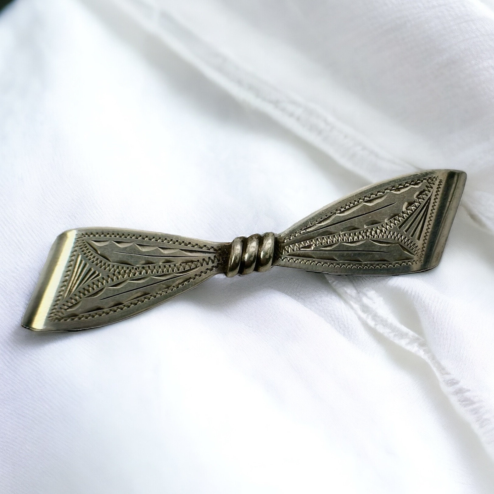 Brosche 800Er Silber Vintage Design Eyecatcher Ca. 64 X 14mm Luxus Retro Zeitlos Modern Exklusiv Ziseliert Alt Rarität Handarbeit von EyecatchersJuwellery